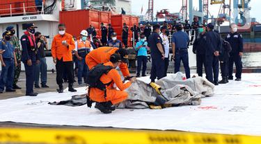 FOTO: Basarnas dan KPLP Periksa Temuan Diduga Serpihan Pesawat Sriwijaya Air SJ 182