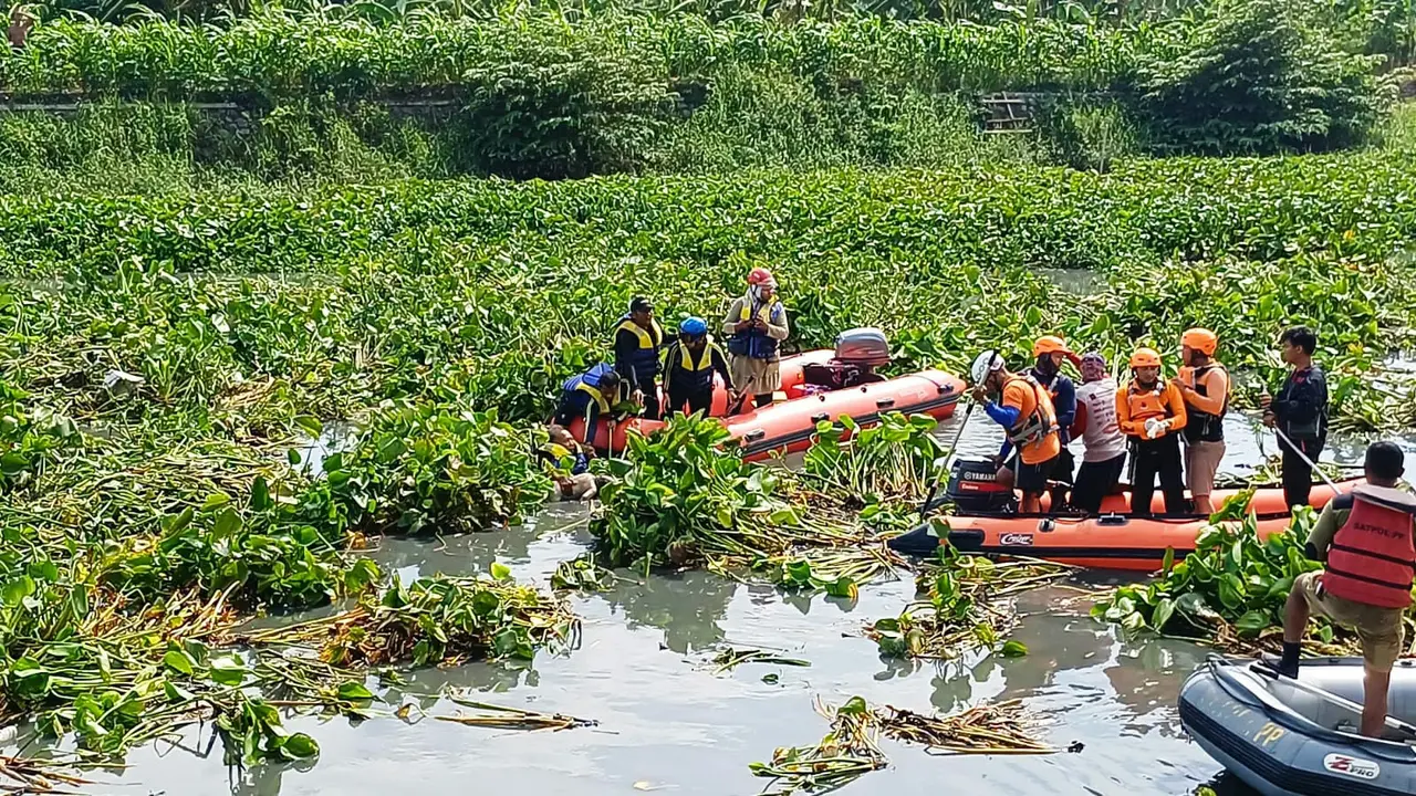 Balita terseret arus selokan