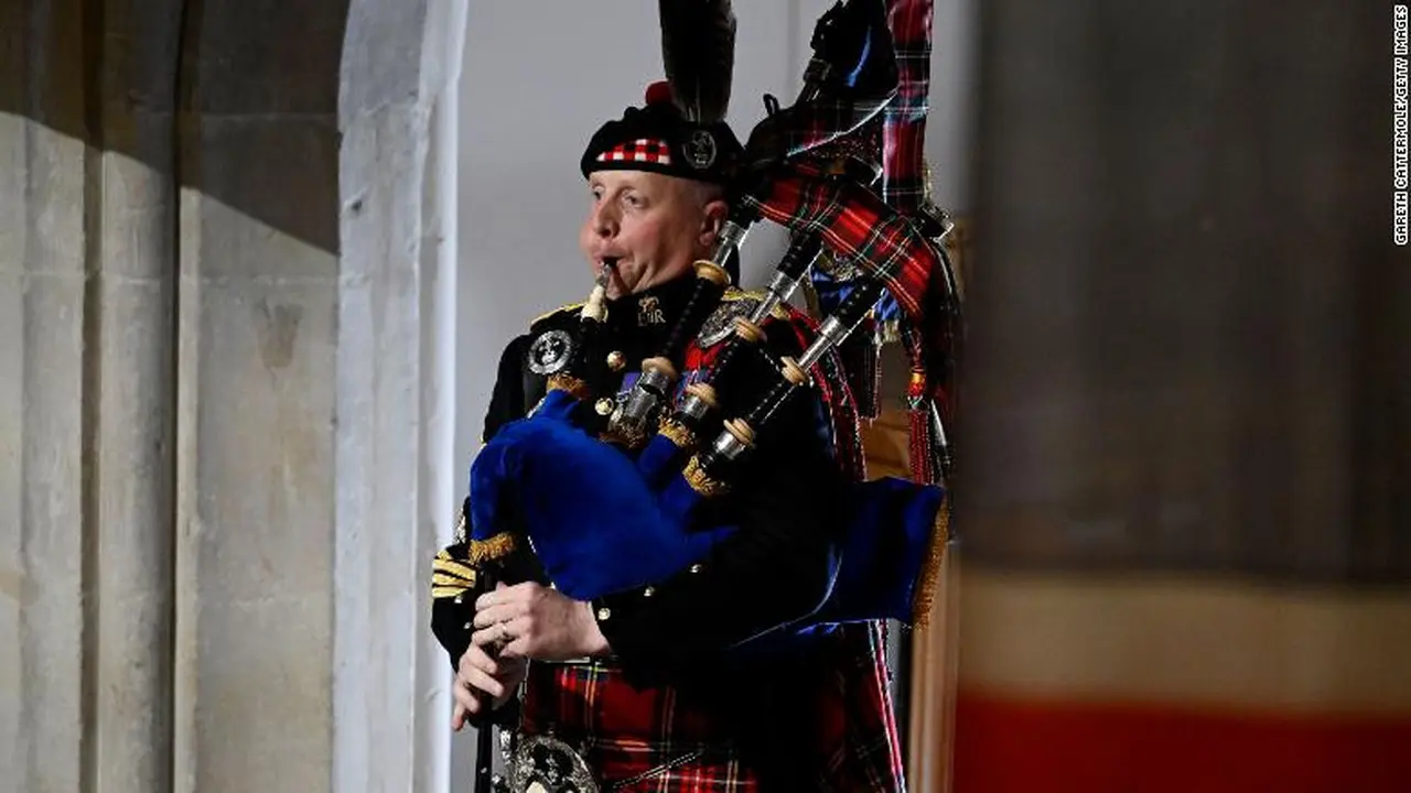 Pipe Mayor Paul Burns dari Royal Regiment of Scotland