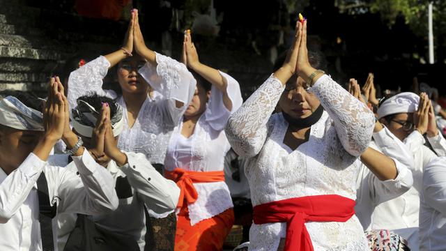 FOTO: Umat Hindu Bali Rayakan Hari Raya Kuningan