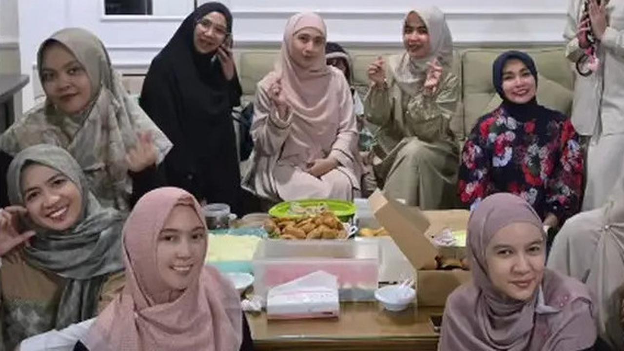 Potret Keseruan 6 Artis Mualaf Buka Puasa, Akui Jadi Momen Paling Dinantikan