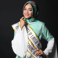 Selain sebagai Puteri Muslimah Inspiring Beauty 2017, Tiara Sukmasari juga dinobatkan sebagai runner up pertama Puteri Muslimah Indonesia 2017. (Foto: Adrian Putra, Make Up: Wardah, DI: Muhammad Iqbal Nurfajri/Bintang.com)