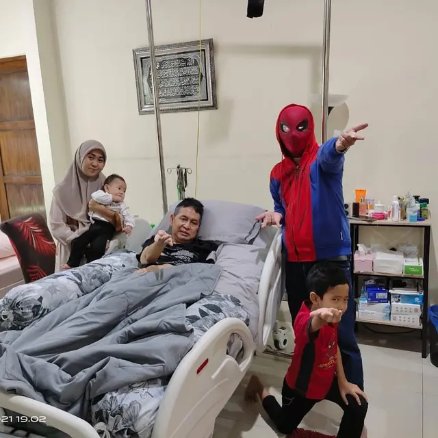 Hilman Hariwijaya terbaring di ranjang perawatan di rumahnya sejak 2021 (https://www.instagram.com/p/CX_bBGspbU1/)