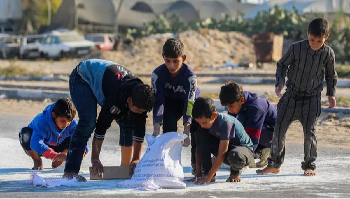 Miris, Anak-anak Pengungsi Palestina Punguti Ceceran Tepung di Jalanan