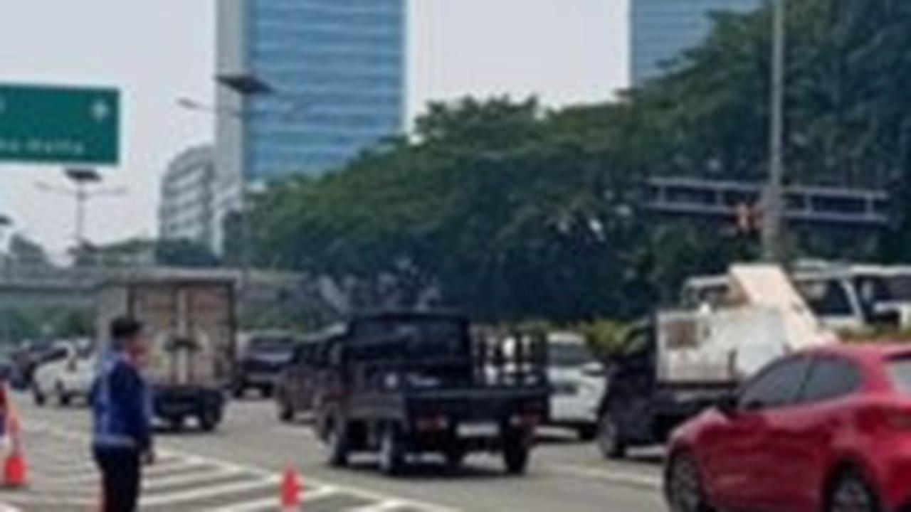 Hindari Jalan Gatot Subroto Arah Slipi, Ada Demo Kepala Desa Depan Gedung DPR