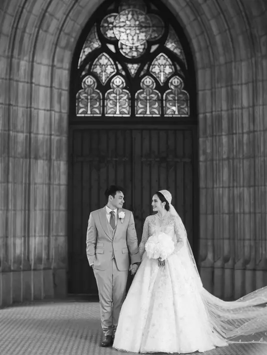 Cincin yang satu ini merupakan pilihan Chelsea Islan saat resmi dipinang Rob Clinton Kardinal [instagram/chelseaislan]