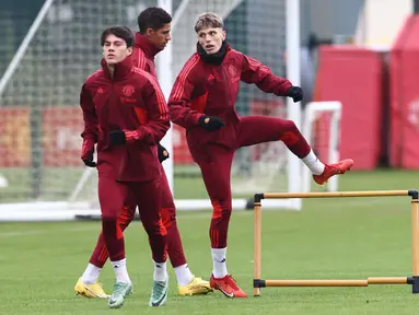 Pemain Manchester United Facundo Pellistri (Kiri), Raphael Varane (tengah) dan Alejandro Garnacho (kanan) mengambil bagian dalam sesi latihan tim menjelang lanjutan Liga Champion Grup A, di Carrington Training Complex di Manchester, Senin (11/12/2023). (Darren Staples / AFP)