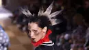 <p>Bella Hadid mempersembahkan kreasi Thom Browne saat peragaan busana Musim Semi-Musim Panas 2023 sebagai bagian dari Paris Womenswear Fashion Week, Paris, Prancis, 3 Oktober 2022. Dia mengenakan rok mini hitam berlipat rendah yang bertumpuk pada pinggulnya dan memamerkan pakaian dalam hitamnya di dalamnya. (Photo by Vianney Le Caer/Invision/AP)</p>