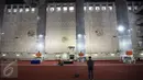 Pekerja sedang membersihkan karpet untuk penyelenggaraan Shalat Idul Adha di Masjid Istiqlal, Jakarta, Rabu (23/9/2015). Pemerintah menetapkan Idul Adha 10 Zulhijah 1436 Hijriah pada Kamis 24 September 2015. (Liputan6.com/Faizal Fanani)
