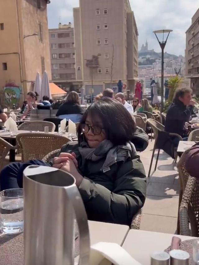 7 Potret Keseruan Eross Candra dan Sarah Diorita Pulang Kampung Ke Prancis