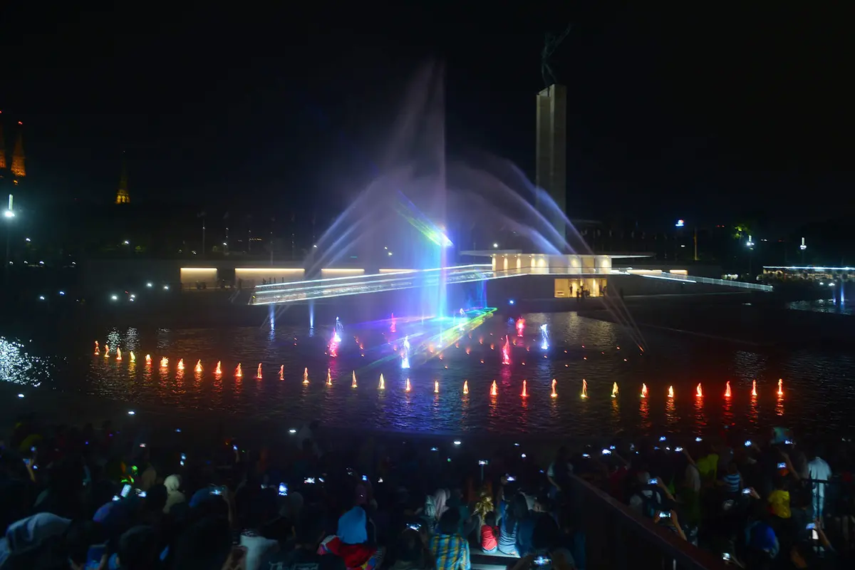 Menikmati Keindahan Air Mancur Menari Lapangan Banteng