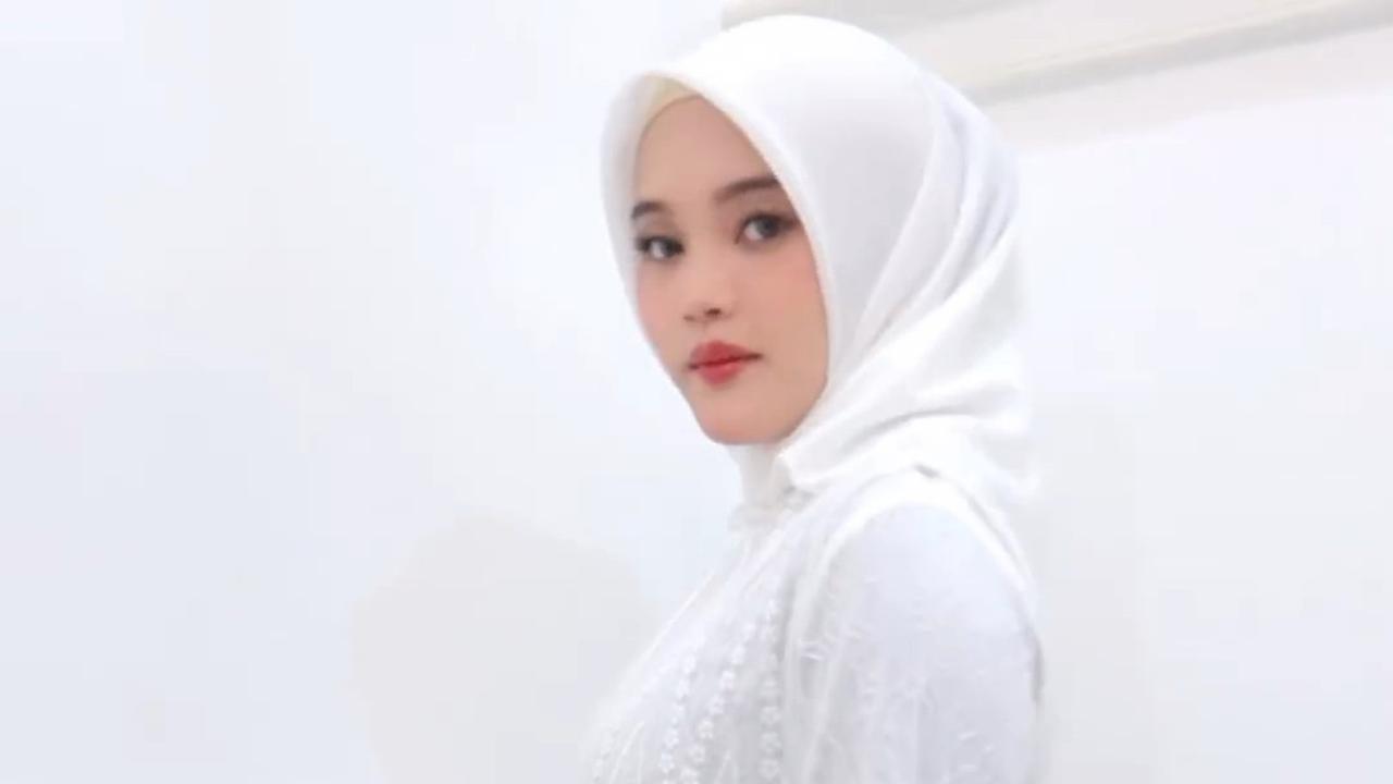 4 Potret Putri Delina di Momen Aqiqah Anak Mahalini dan Rizky Febian