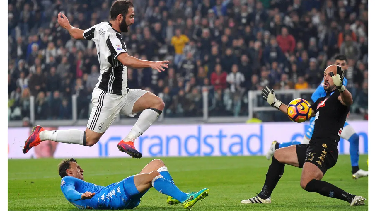 Penyerang Juventus, Gonzalo Higuain, mencetak satu gol ke gawang Napoli pada pertemuan pertama kedua klub pada musim ini, Oktober 2016.
