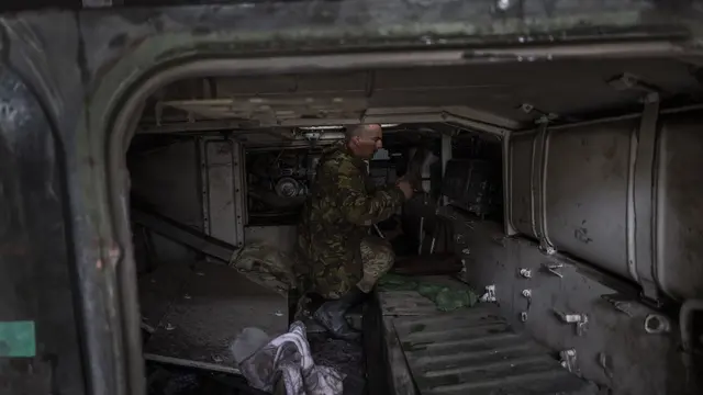 Militer Ukraina Perbaiki Kendaraan Tempur Rusia untuk Digunakan Kembali