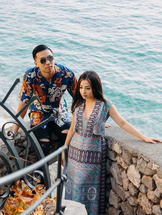 Nikita Willy sedang berlibur bersama kekasih ke Yunani. Perempuan yang hobi travelling itu terlihat menikmati indahnya pantai Pulau Mikonos. Beberapa potret dibagikan saat sedang berpose di pinggir pantai. (Instagram/nikitawillyofficial94)