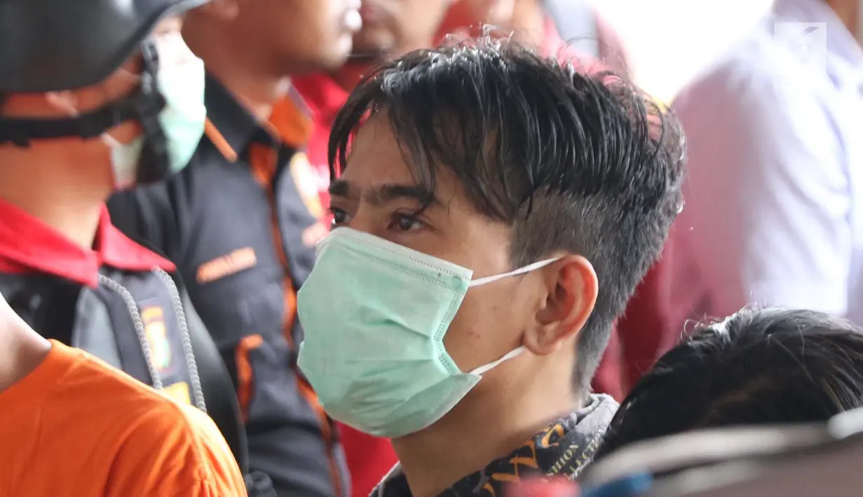 Januarisman Runtuwene saat rilis penyalahgunaan narkoba di Mapolres Pelabuhan Tanjung Priok, Jakarta, Rabu (16/1). JR ditetapkan sebagai tersangka setelah ditangkap  saat mengkonsumsi narkoba di sebuah apartemen. (Liputan6.com/Helmi Fithriansyah)