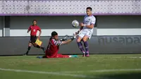 Pemain Persita Tangerang, Ramiro Fergonzi (kanan) menendang bola yang masih mampu ditepis kiper Dewa United FC, M. Natshir dalam laga pekan ke-20 BRI Liga 1 2022/2023 di Stadion Indomilk Arena, Tangerang, Minggu (22/1/2023). (Bola.com/Bagaskara Lazuardi)