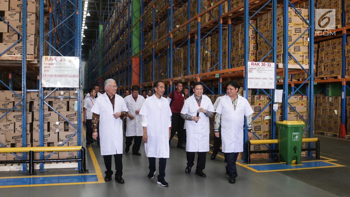 Foto Jokowi Tinjau Pabrik Mayora di Cikupa Tangerang