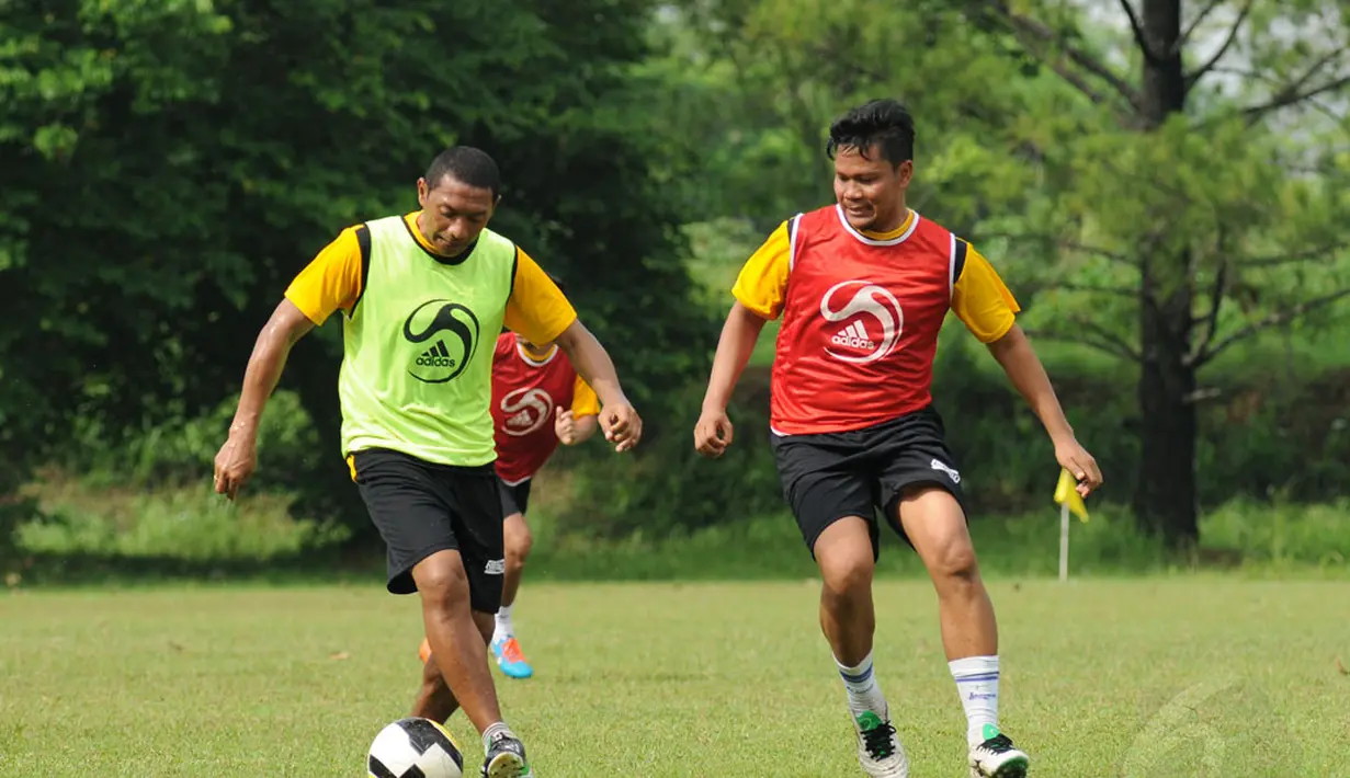 Mantan pelatih klub Liga Nusantara, Arek Suroboyo, I Putu Gede (kiri) memeragakan pola permainan saat mengikuti kepelatihan lisensi B AFC di Sawangan, Depok, Jawa Barat (5/12/2014). (Liputan6.com/Helmi Fithriansyah)