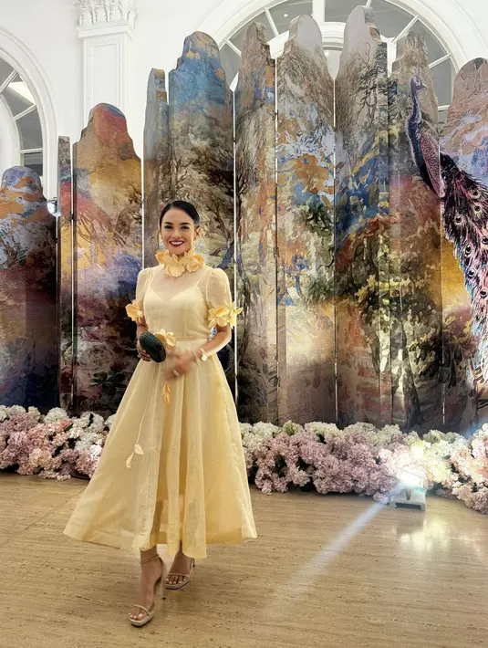 Ririn Ekawati tampak memesona saat hadir di momen resepsi Febby dengan mengenakan maxi dress dengan detail sheer di bagian atasnya. Aksen bunga 3D menjadi daya tarik tersendiri pada penampilan Ririn satu ini [@ririnekawati].