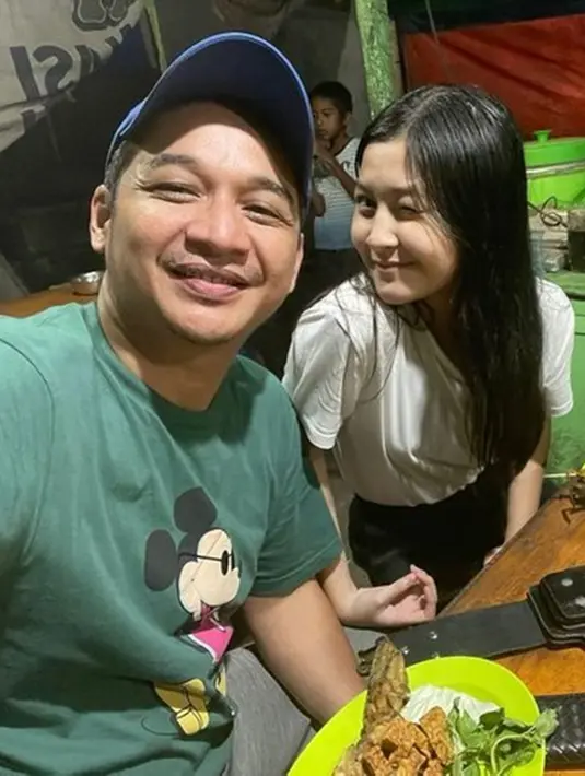 Vokalis band sukses Pasha Ungu juga pernah mengabadikan momen makan bersama buah hati di warung kaki lima pecel lele. Banyak warganet pangling melihat potret anak ketiga Pasha, Nasha Anaya. Cantiknya Nasha Anaya ini membuat netizen kian jatuh hati. (Liputan6.com/IG/pashaungu_vm)