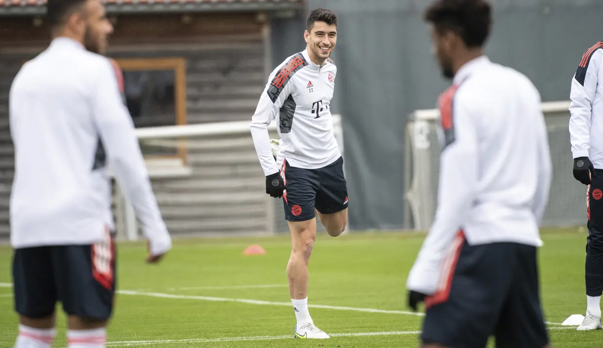 Gelandang Bayern Munchen Marc Roca melakukan latihan terakhir di lapangan klub sebelum pertandingan grup Liga Champions, Munich, Senin (22/11/2021). Partai Liga Champions antara Dynamo Kyiv vs Bayern akan digelar di NSC Olympiyksyi pada Rabu (24/11) dinihari WIB.  (Matthias Balk/dpa via AP)