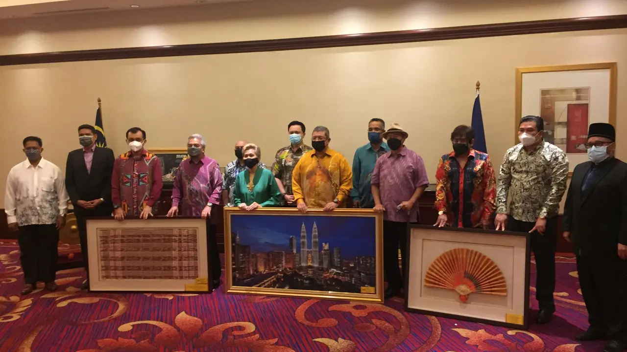Menlu Dato Saifuddin Abdullah menyerahkan 15 karya seni kepada Wakil Tetap Malaysia untuk ASEAN, Kamsiah Kamaruddin sebagai bentuk pertukaran budaya antar negara Asia Tenggara (Liputan6.com/Teddy Tri Setio Berty)