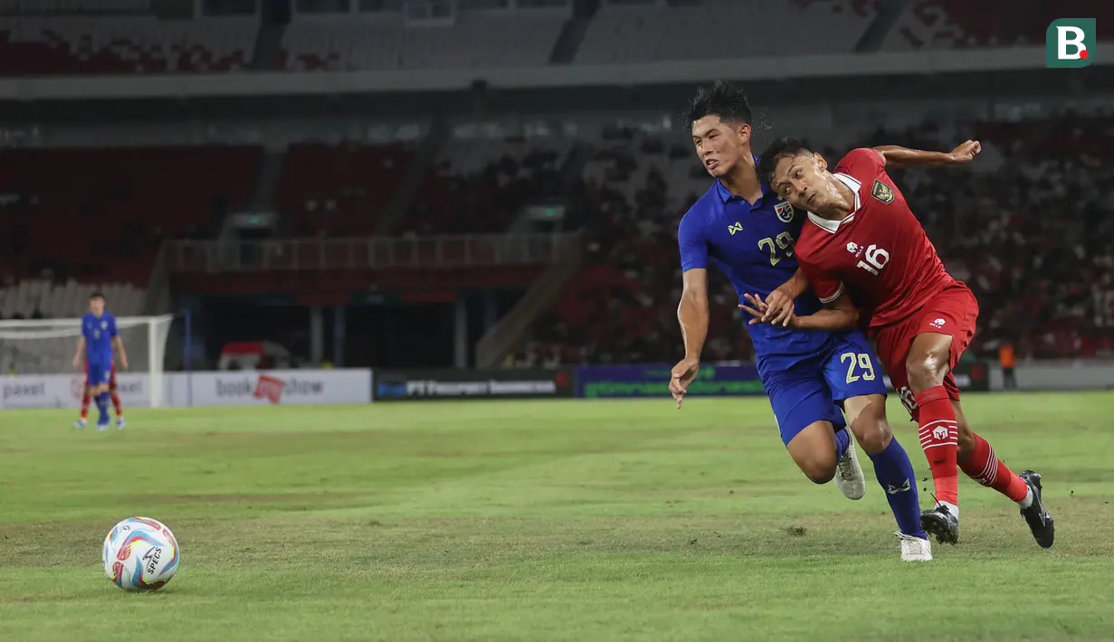 <p>Bek Timnas Indonesia U-20, Dony Tri Pamungkas (kanan) berusaha melepaskan diri dari kawalan bek Thailand U-20, Jirapol Sae Lio pada laga uji coba internasional di Stadion Utama Gelora Bung Karno (SUGBK), Senayan, Jakarta, Jumat (26/1/2024) malam WIB. (Bola.com/M Iqbal Ichsan)</p>