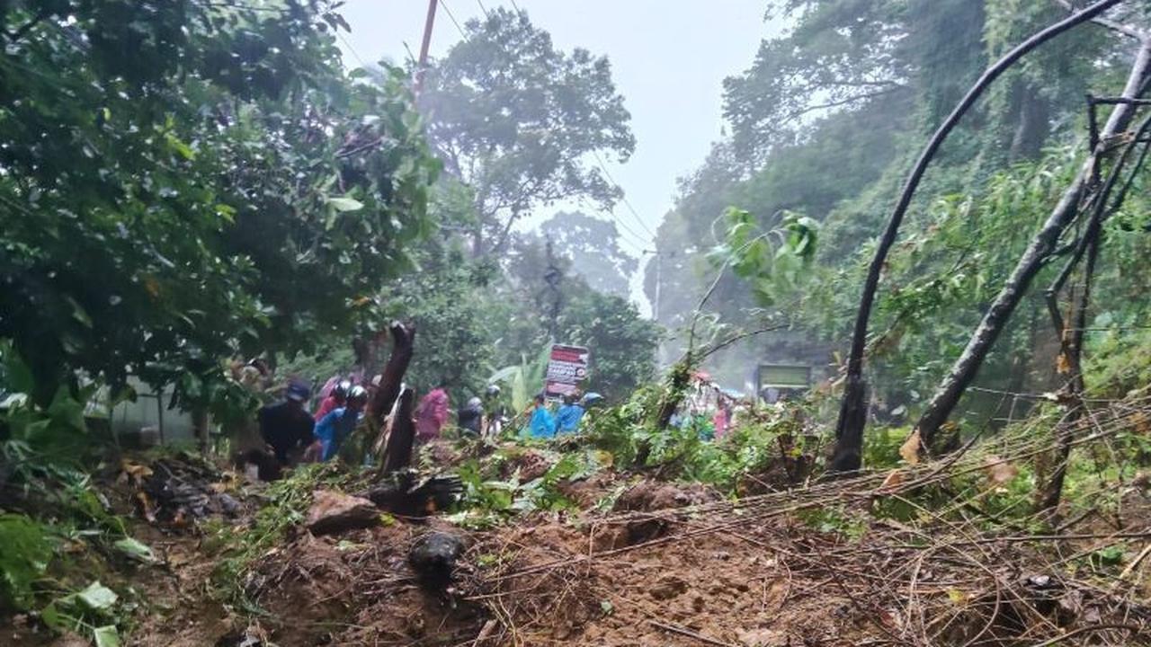 Polisi Tutup Total Arus Padang-Painan Akibat Longsor, Pembersihan Material Dipercepat