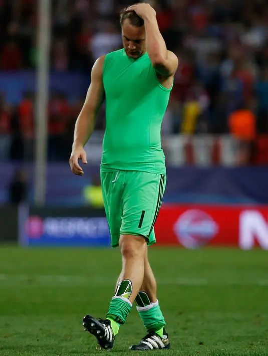 Kiper Bayern Munich, Manuel Neuer tertunduk lesu usai pertandingan melawan Atletico Madrid pada pertandingan Liga Champions Grup D di Madrid, Spanyol, (29/9). Atletico Madrid menang atas Bayern Munchen 1-0. (Reuters/Sergio Perez)