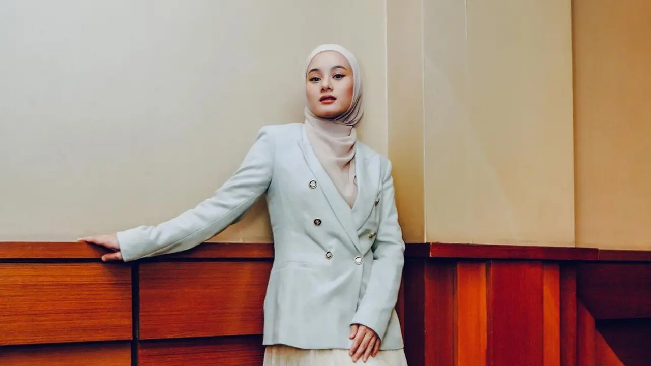 6 Gaya Berhijab Dinda Hauw yang Selalu Tampak Muda Walau Sudah Punya Dua Anak