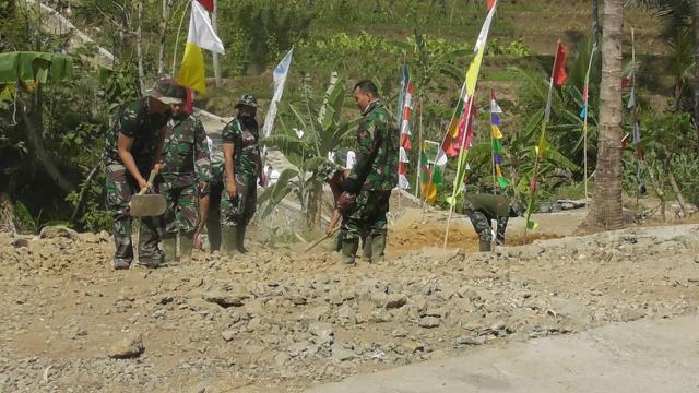 Kegiatan TMMD Reguler ke-106 Kodim 0709 Kebumen, di Desa Desa Rahayu, Kecamatan Padureso, Kebumen. (Foto: Liputan6.com/Kodim Kebumen/Muhamad Ridlo)