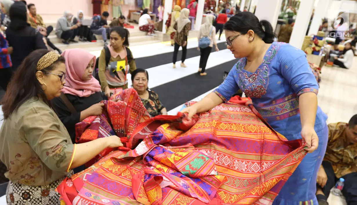 Pengunjung melihat produk-produk UMKM dalam Pameran Karya Kreatif Indonesia (KKI) di Jakarta Convention Center, Jumat (20/7). Pameran ini akan menghadirkan koleksi lengkap kain tradisional Indonesia/nusantara. (Liputan6.com/Angga Yuniar)