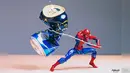 Ini Spiderman melawan robot kaleng. (Facebook/BuzzViral)