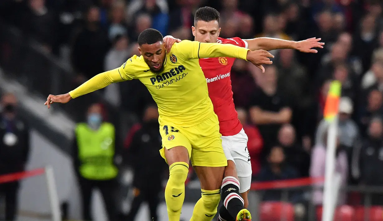 Villarreal langsung mengambil inisiatif untuk menyerang pertahanan Manchester United. Pada menit ke-6 Tembakan Arnaut Danjuma masih dapat ditepis David De Gea. (AFP/Anthony Devlin)