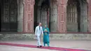 Pangeran William dan Kate Middleton mengunjungi Masjid Bahashi yang bersejarah di Lahore, Pakistan, Kamis (17/10/2019). The Duke dan Duchess of Cambridge berjalan tanpa mengenakan alas kaki untuk berkeliling situs Masjid. (Photo by AAMIR QURESHI / AFP)