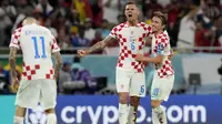 Reaksi gembira pemain Kroasia,&nbsp;Luka Modric (kanan) dan Dejan Lovren setalah timnya berhasil lolos ke babak 16 besar saat matchday ketiga Grup F Piala Dunia 2022 melawan Belgia di Ahmad Bin Ali Stadium, Kamis (01/12/2022). (AP/Luca Bruno)