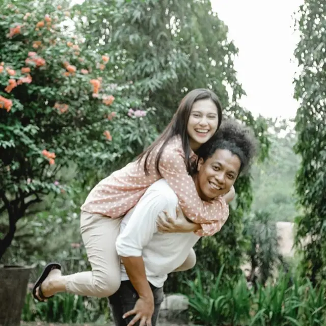 7 Potret Mesra Indah Permatasari dan Arie Kriting Usai Menikah