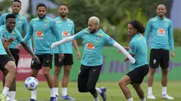 Penyerang Brasil, Neymar bersama rekan satu timnya mengikuti sesi latihan di Sao Paulo, Brasil, Rabu (10/11/2021).  Neymar merupakan penggemar berat tato. Di satu bahu, Neymar sekarang memiliki Batman sendiri yang muncul ke depan. (AP Photo/Andre Penner)