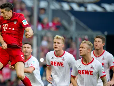 Striker Bayern Munchen, Robert Lewandowski mencetak gol melalui sundulan pada laga Bundesliga melawan FC Koln di Stadion Allianz Arena, Jerman, Sabtu (24/10/2015). Munchen berhasil menang 4-0. (EPA/Sven Hoppe)