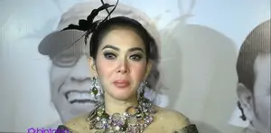 Profesionalitas Syahrini sudah tidak perlu diragukan lagi, ia tidak ragu untuk menggunakan gaun seberat 35 Kg. Tetapi ada gaun yang masih belum bisa ia gunakan, yaitu gaun pernikahan.