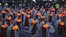 Sejumlah biksu membawa lampion saat Lotus Lantern Festival di Seoul, Korea Selatan, Sabtu (29/4). Parade ini bagian dari jelang perayaan ulang tahun Buddha yang jatuh pada 3 Mei 2017. (AP Photo / Lee Jin-man)