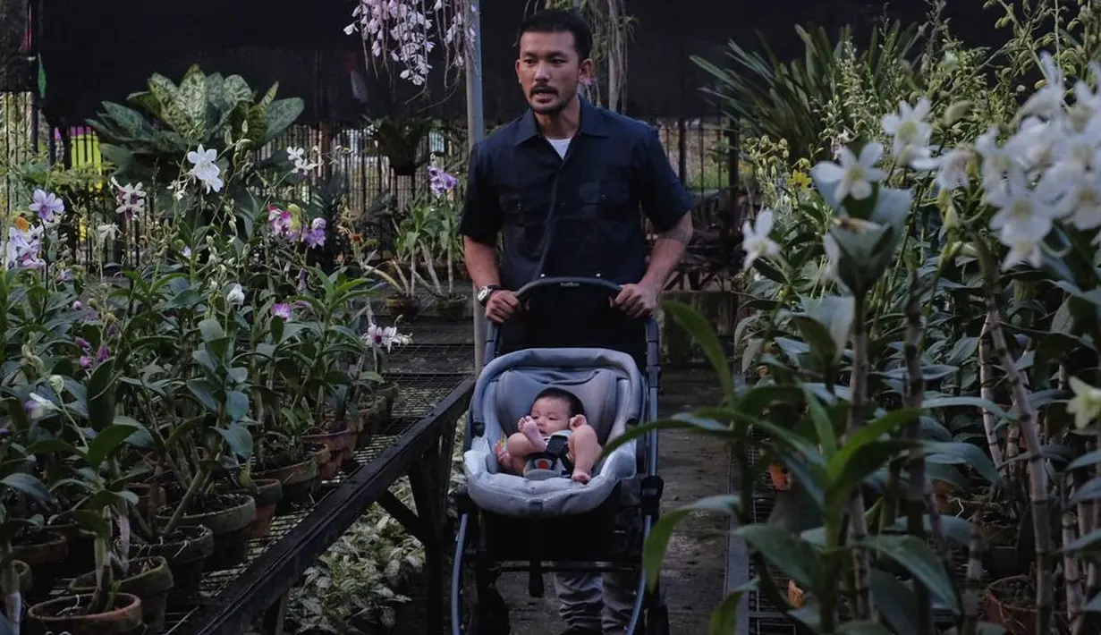 Bicara soal liburan di Yogyakarta, Rio mebuktikan dirinya sebagai lelaki yang bertanggung jawab. Dan pastinya membuat banyak wanita merasa iri dengan Atiqah yang punya suami tampan dan bertanggung jawab. (Instagram/riodewanto)