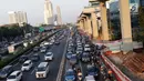 Suasana arus lalu lintas di Tol Dalam Kota dan Jalan Jend Gatot Subroto, Jakarta, Selasa (18/6/2019). Hasil survei Lembaga pengukur tingkat kemacetan kota-kota di dunia, TomTom Traffic Index, menyebut tingkat kemacetan DKI Jakarta menurun hingga delapan persen. (Liputan6.com/Helmi Fithriansyah)