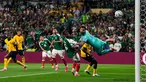 Kiper Ekuador Hernan Galindez, mengamati tendangan Gilberto Mora dari Meksiko yang meleset ke gawang selama pertandingan sepak bola babak 32 besar Piala Dunia di Mexico City, Selasa, (30/06/2026).  (AP Photo/Dolores Ochoa)