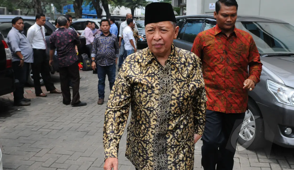 Mantan Wapres Hamzah Haz menyambangi Gedung KPK, Jakarta, Kamis (2/4/2015). Mantan Ketum PPP itu menjenguk mantan Bupati Bangkalan Fuad Amin Imron di rutan KPK. (Liputan6.com/Herman Zakharia)