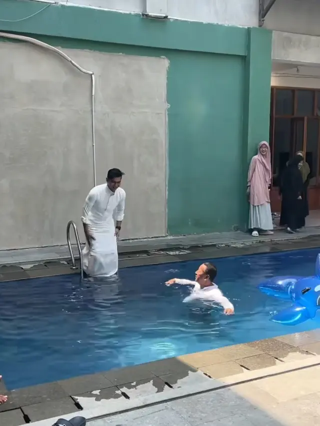 Teuku Ryan Renang Pakai Gamis