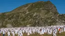 Anggota gerakan keagamaan internasional White Brotherhood menari di puncak Gunung Rila, Bulgaria, Senin (19/8/2019). Ratusan peziarah tersebut berkumpul di puncak Gunung Rila pada 19-21 Agustus untuk menandai tahun baru "spiritual" mereka. (NIKOLAY DOYCHINOV/AFP)