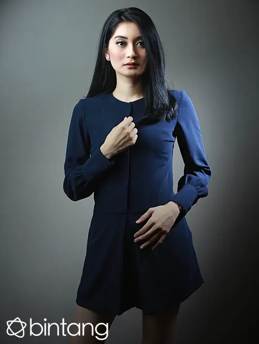 “Aku belum pernah ke Amrik. Kalau Eropa kan waktu itu tur jadi gampang travelingnya. Masuk kategori traveling cantik. Pokoknya Amrik sih sejauh ini. Udah bilang juga ke bundaku, kalau ga tahun ini tahun depan.” papar Ayu. (Galih W. Satria/Bintang.com)