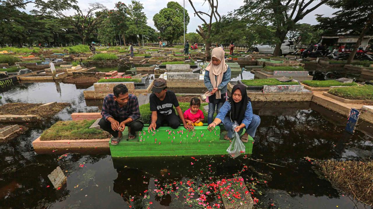 FOTO: Perjuangan Warga Berziarah di Tengah Banjir TPU Semper
